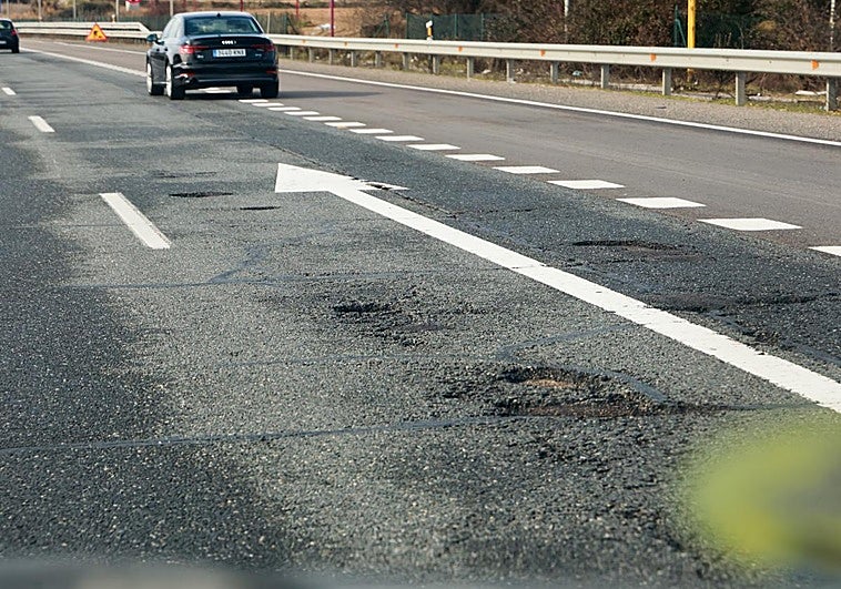 Los baches de la VA-30 no serán reparados hasta que no cesen las lluvias